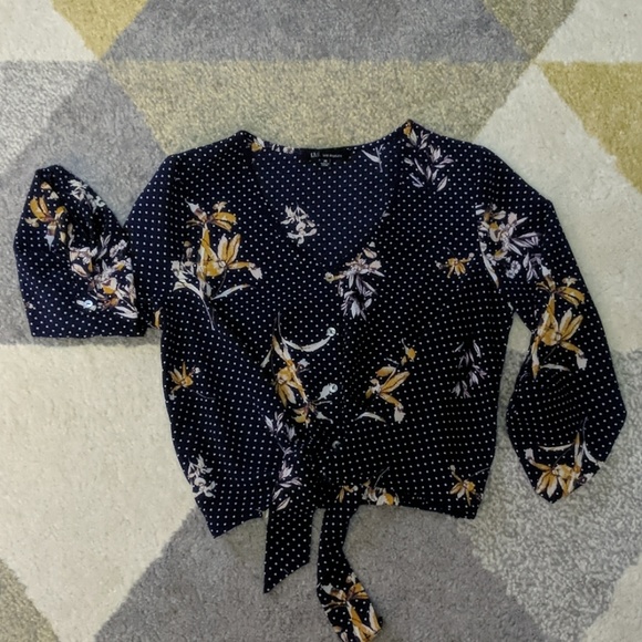 3/$15🍎Crop Tie-Front Blouse - Size M - Picture 2 of 8